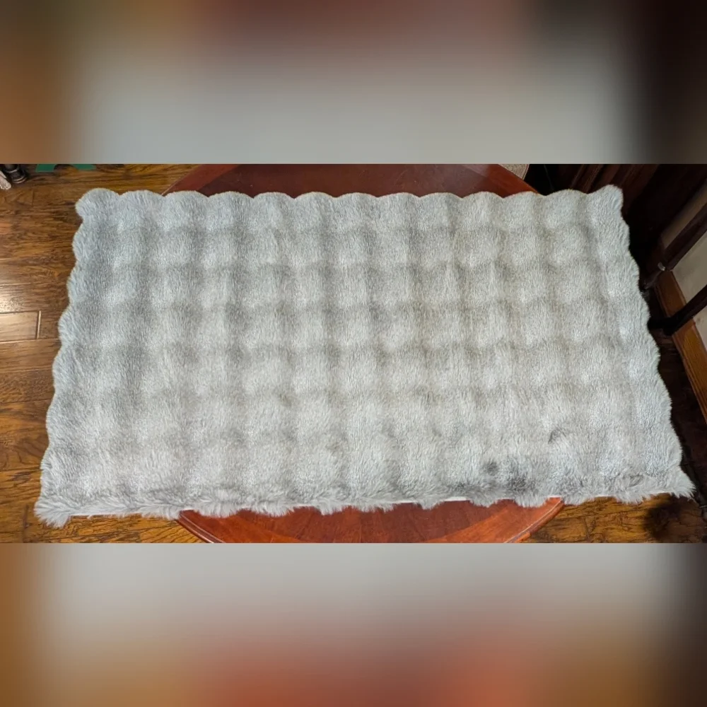 NWT SilhouetteHOME Luxury Soft Shag Throw Rug - Gray